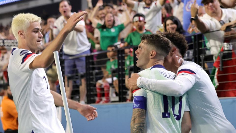 Jugadores de Estados Unidos celebrando uno de los goles ante México.