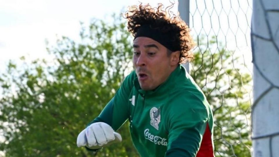 Guillermo Ochoa en entrenamiento con la Selección Mexicana.