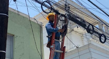 Retiran 27 kilómetros de 'telarañas' de cableado en centro de Monterrey