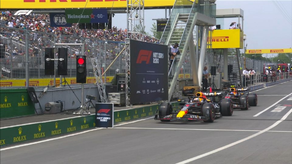 Max Verstappen (auto del frente) y Sergio Pérez a punto de comenzar la primera práctica del Gran Premio de Canadá.