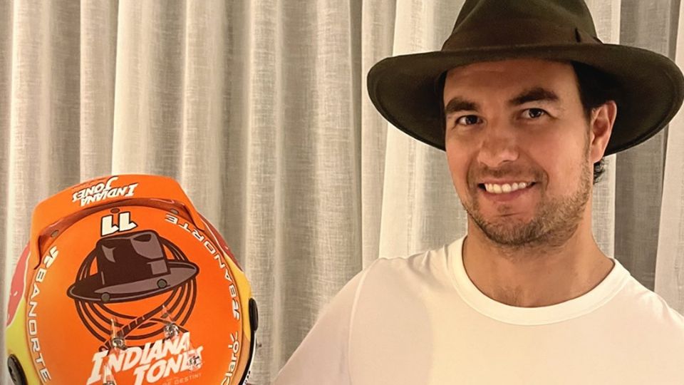 El mexicano Sergio Pérez posó con su casco inspirado en Indiana Jones