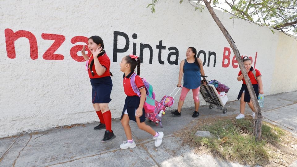 Niñas en camino a la escuela.