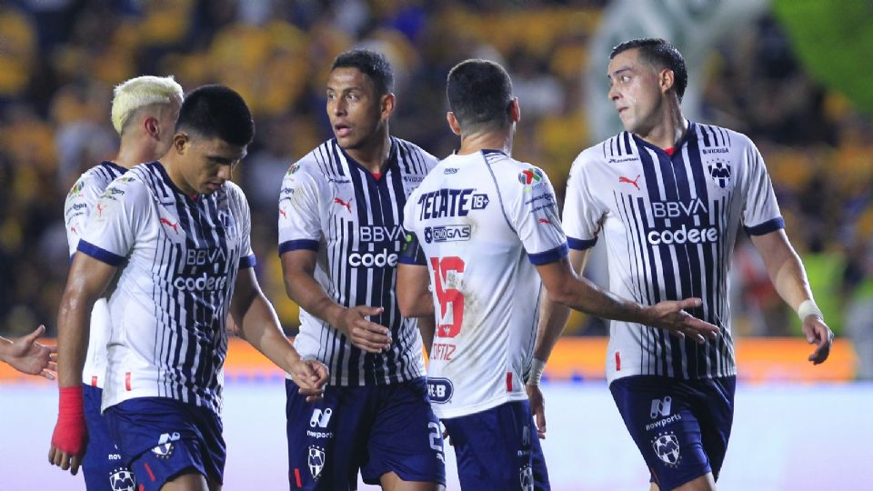 Celso Ortiz platicando con Rogelio Funes Mori, Germán Berterame, Luis Romo  y Jesús Gallardo, en un partido de Rayados