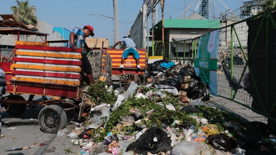 Camiones de Simeprode protestan dejando basura