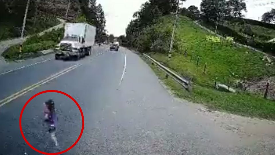 Niña cruzando la calle