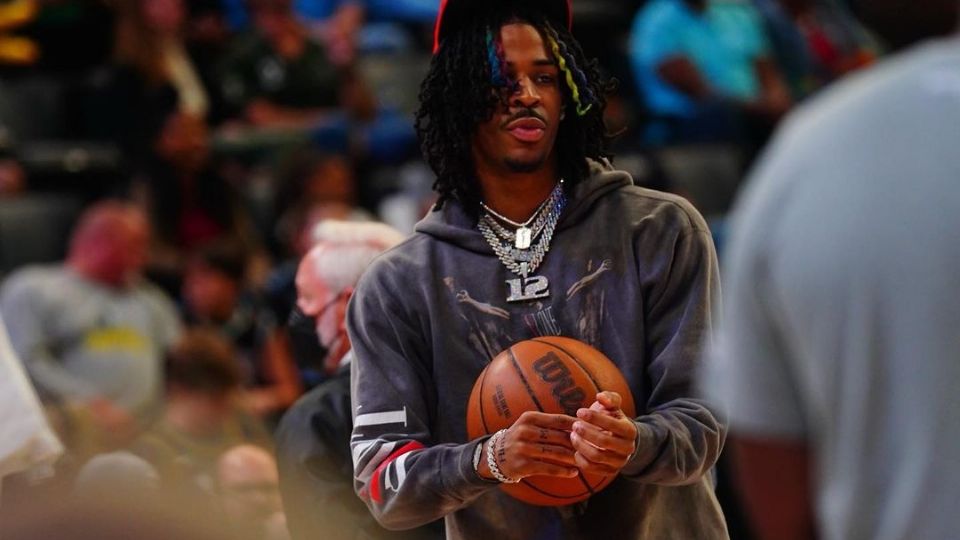 Ja Morant fue castigado por la NBA debido a que volvió a mostrar un arma de fuego en una transmisión en vivo