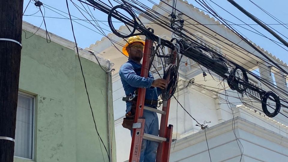 Trabajadores retirando cableado de Monterrey.