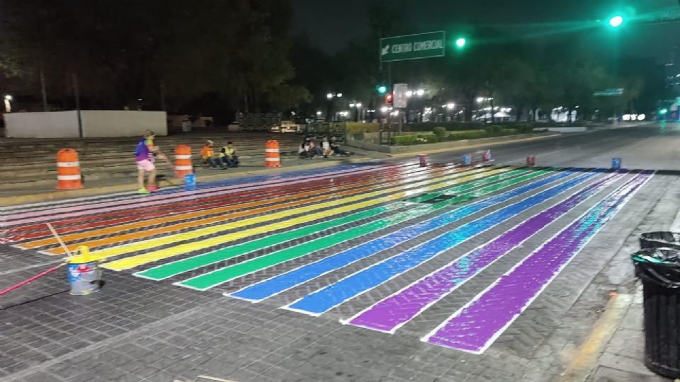 Pasos peatonales pintados de colores durante la madrugada del sábado.