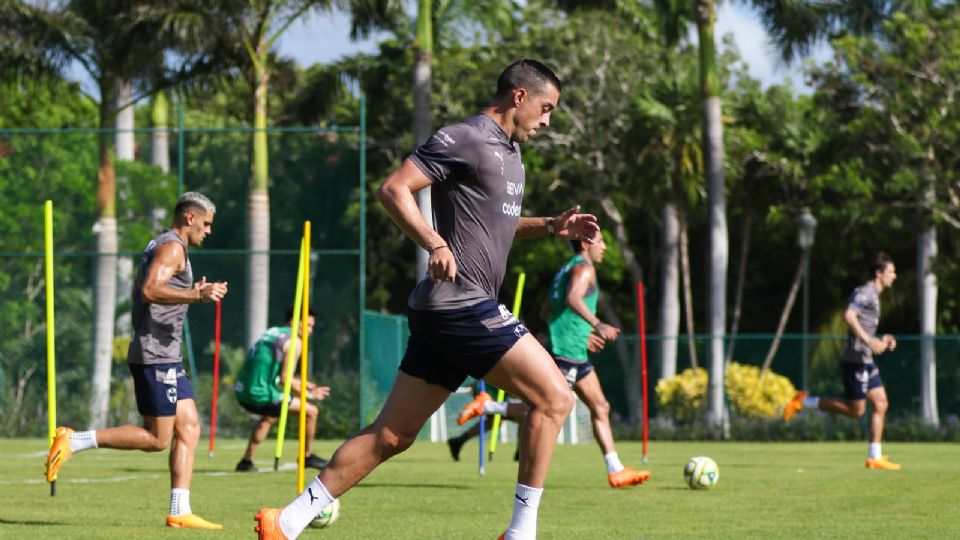 Rogelio Funes Mori realiza un ejercicio en la pretemporada de Rayados