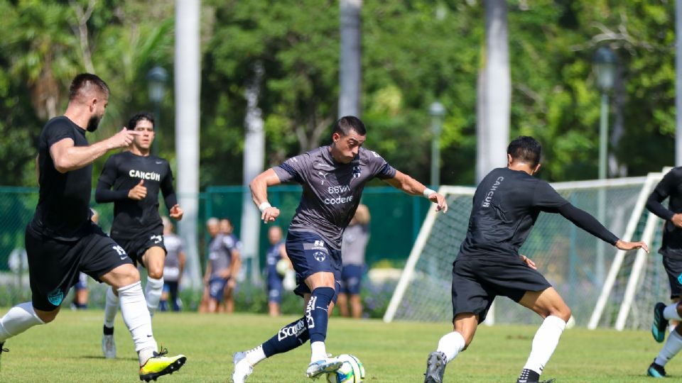 Rogelio Funes Mori en una acción contra Cancún FC