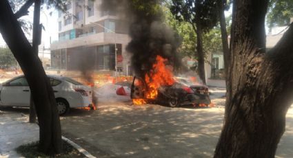 Auto se incendia y es pérdida total en San Pedro