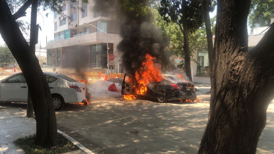 Auto en llamas en el municipio de San Pedro, Nuevo León.