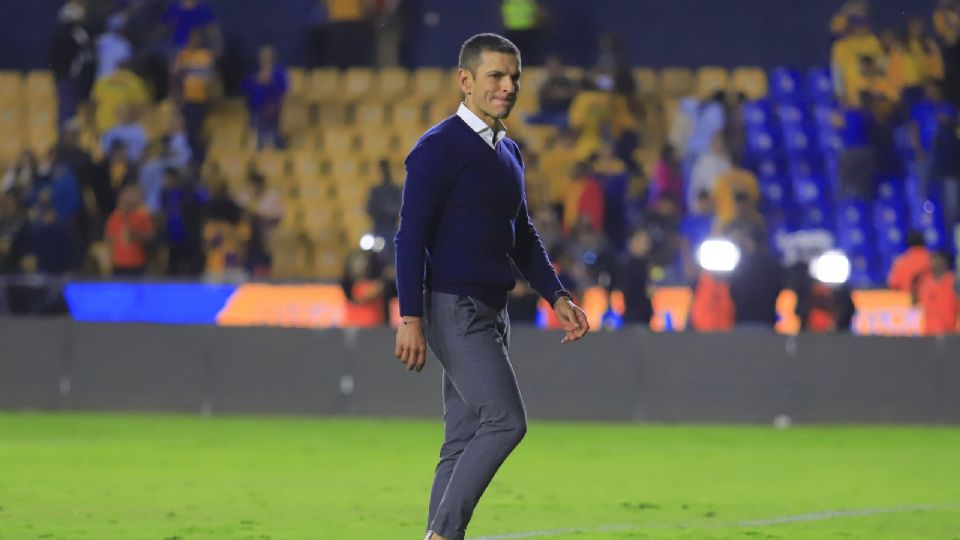 El estratega de la selección mexicana durante un partido en el Estadio Universitario.