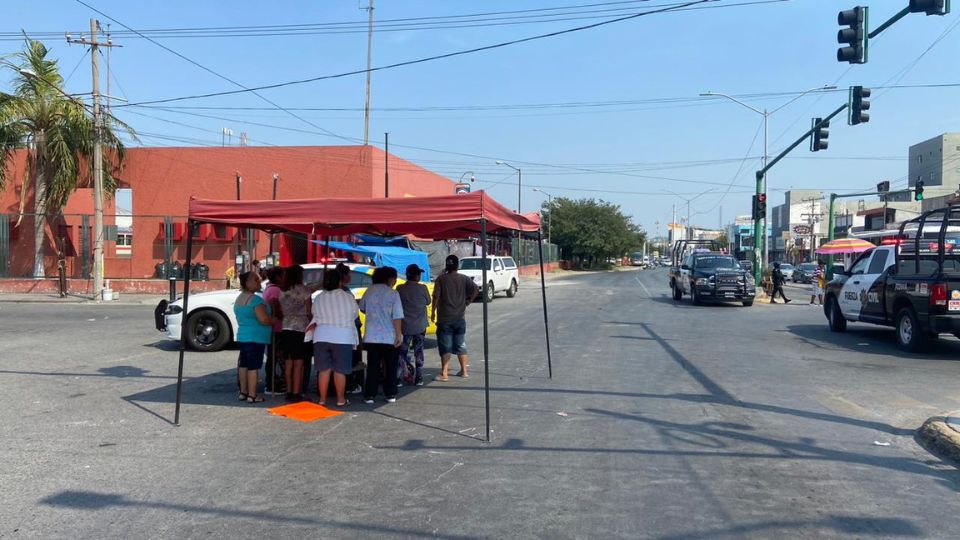 Vecinos expresan su inconformidad ante la falta de energía eléctrica en plena ola de calor.