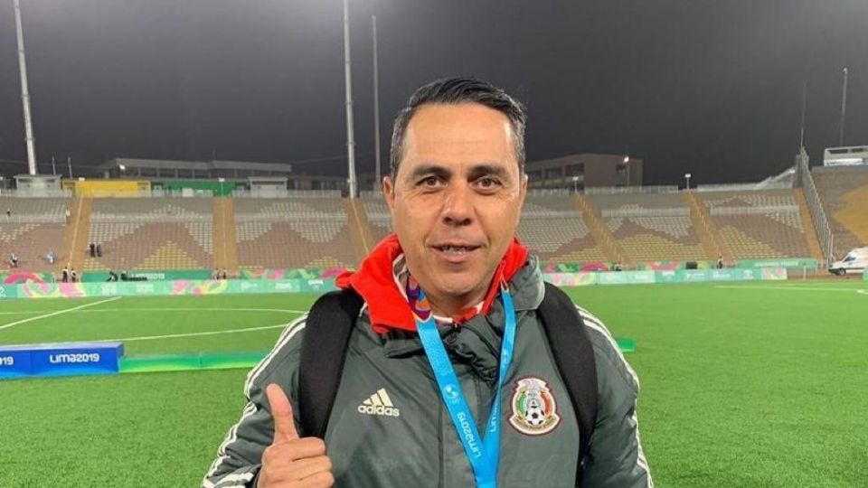 Miguel de Jesús Fuentes con la medalla de bronce en los Juegos Olímpicos de Tokio 2021.