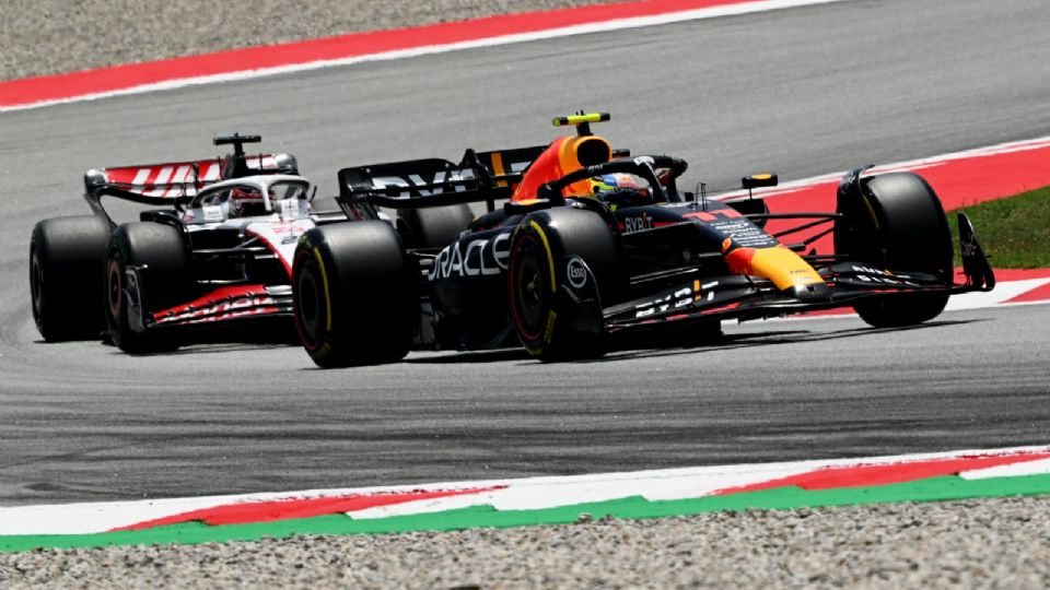 El mexicano Sergio 'Checo' Pérez finalizó segundo en la primera práctica libre del Gran Premio de España, por detrás de Max Verstappen