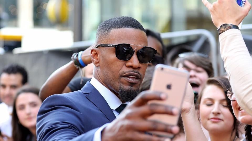 Jamie Foxx atiende a sus fans | Facebook / Jamie Foxx