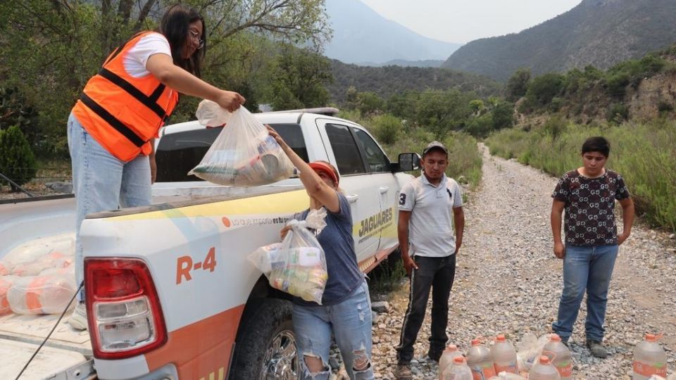 Grupo Jaguares de Protección Civil, Protección Civil de Nuevo León y la Comisión Nacional Forestal continúan con las labores para sofocar el incendio.