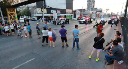 Vecinos bloquean avenida Garza Sada por falta de luz