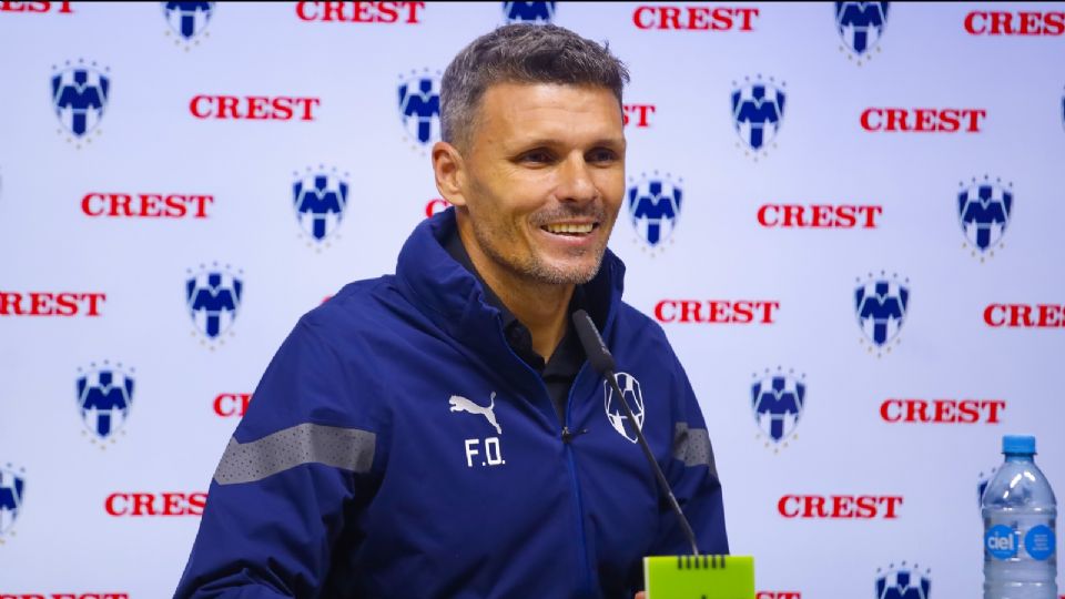 Fernando Ortiz, entrenador de Rayados, en una rueda de prensa