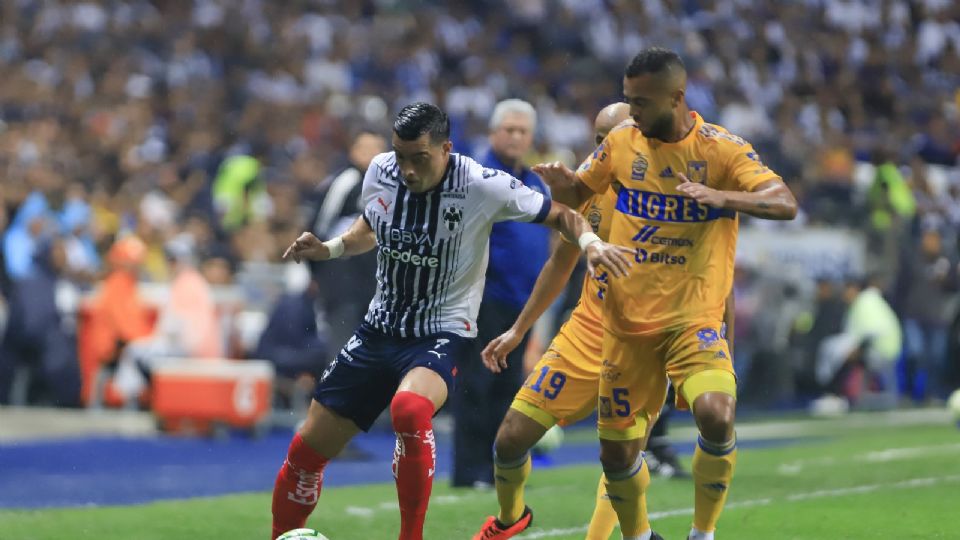 Rafael Carioca enfrentando a Rogelio Funes Mori en la Semifinal del Clausura 2023 entre Tigres y Rayados