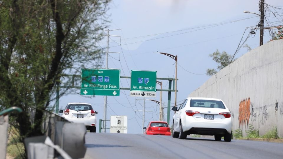 Autos circulando en Monterrey.