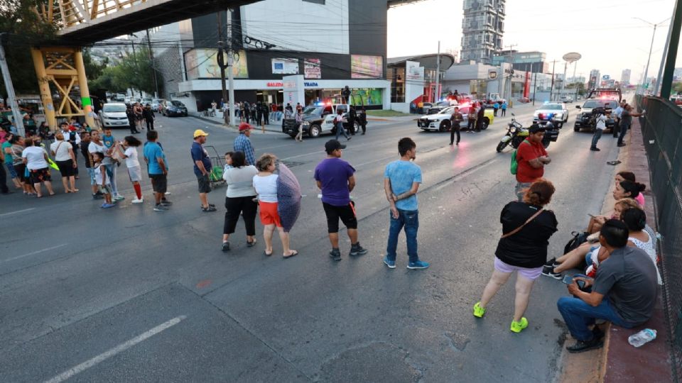 Vecinos bloqueando la avenida Garza Sada.