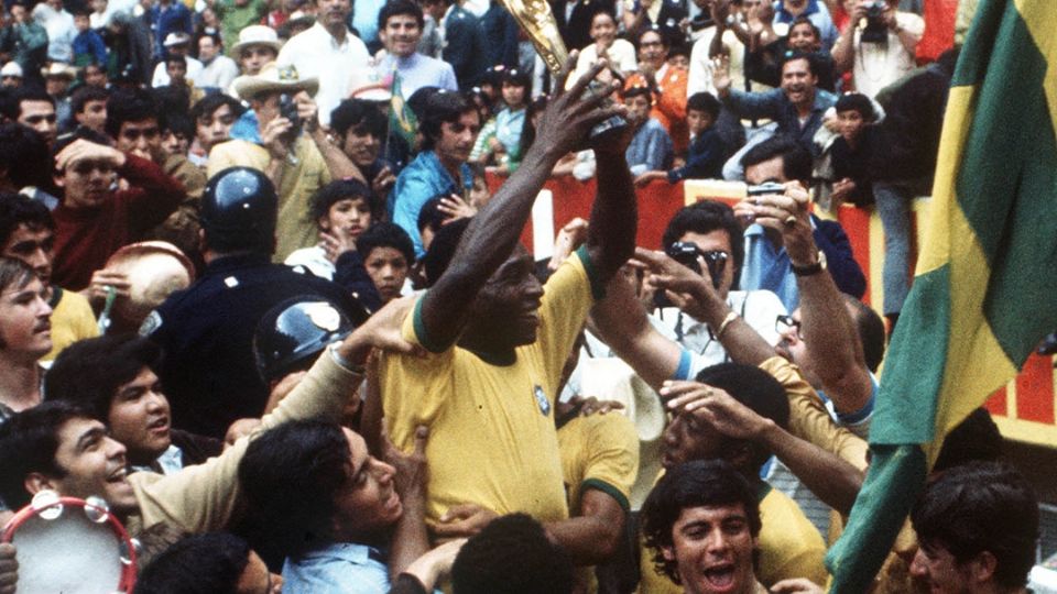 Pelé con la Copa del Mundo, el trofeo Jules Rimet, en la cancha del Estadio Azteca tras ganar la Final de México 1970 ante Italia