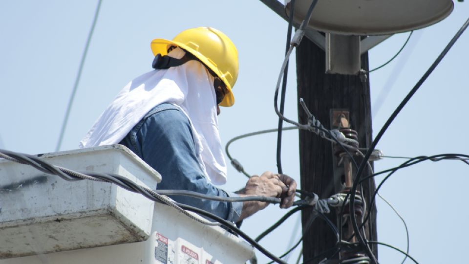 Hombre arreglando luz