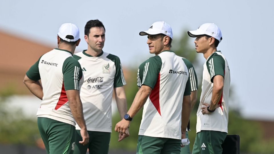 Jaime Lozano y su cuerpo técnico en el primer entrenamiento que dirige como entrenador de la Selección Mexicana