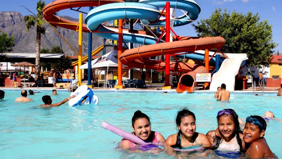 Jovenes en parque acuático