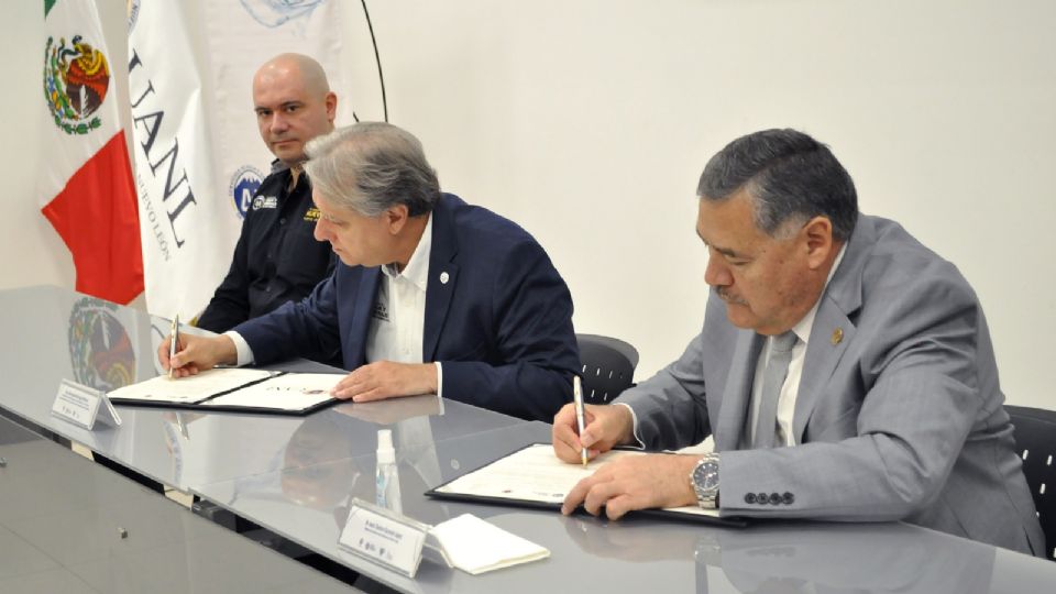 Firma de convenio.