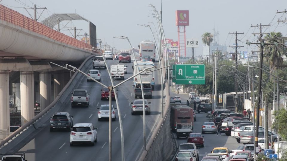 Vehículos transitando en avenidas de Monterrey.