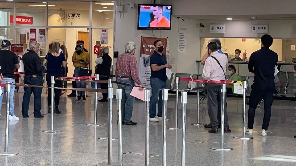 Personas haciendo fila para registrar el vehículo.