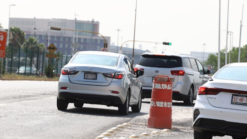 Vehículos circulando en avenidas de Monterrey.