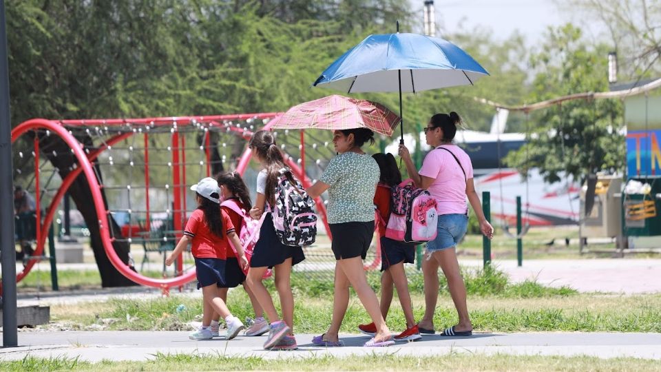 Ciudadanos son sombrillas por calor en Nuevo León.