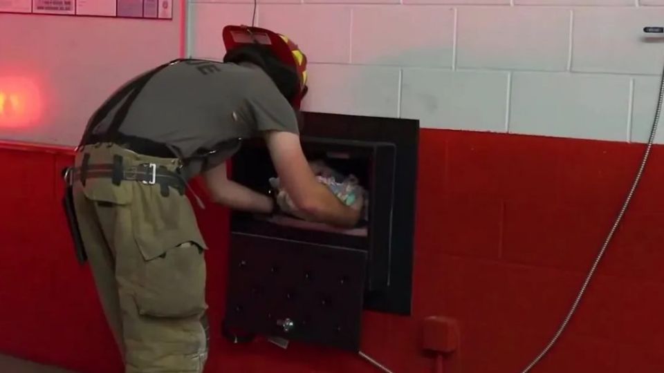 Bombero de Florida sacando a una recién nacida del 'Safe Haven Baby Box'