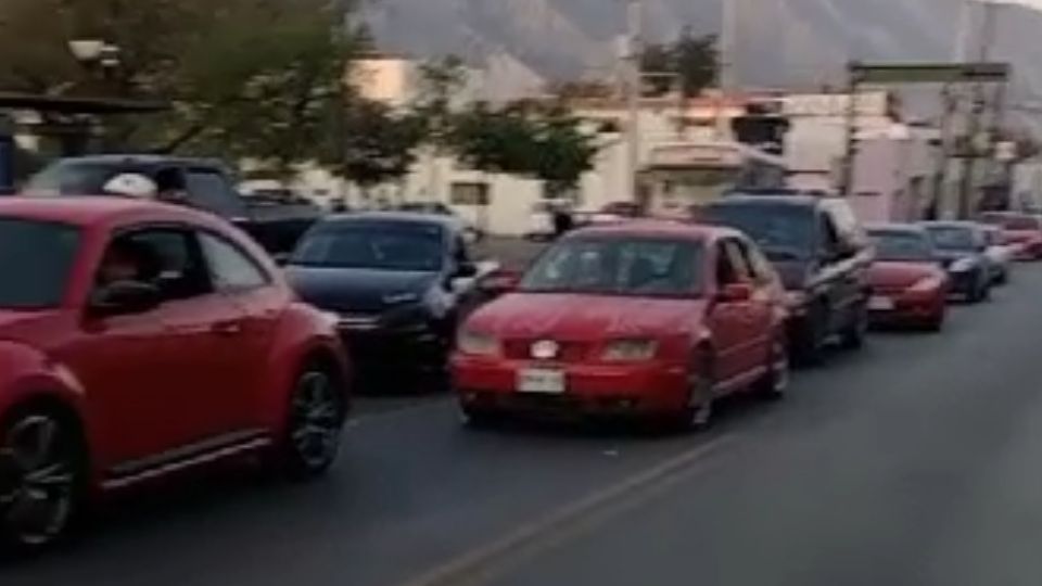 Ciudadanos bloquean calles de Santa Catarina