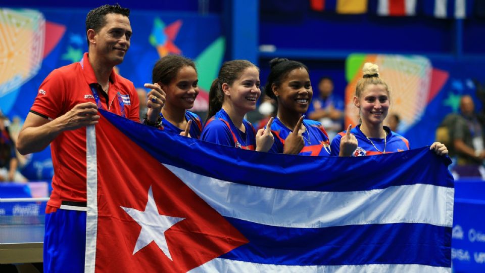 Estela Crespo (2-i), Daniela Fonseca (c), Idalis Lovet (2-d) y Lizdainet Rodríguez (d) de Cuba celebran al ganar la medalla de oro ante Puerto Rico hoy, en equipos femenino de tenis de mesa en los Juegos Centroamericanos y del Caribe