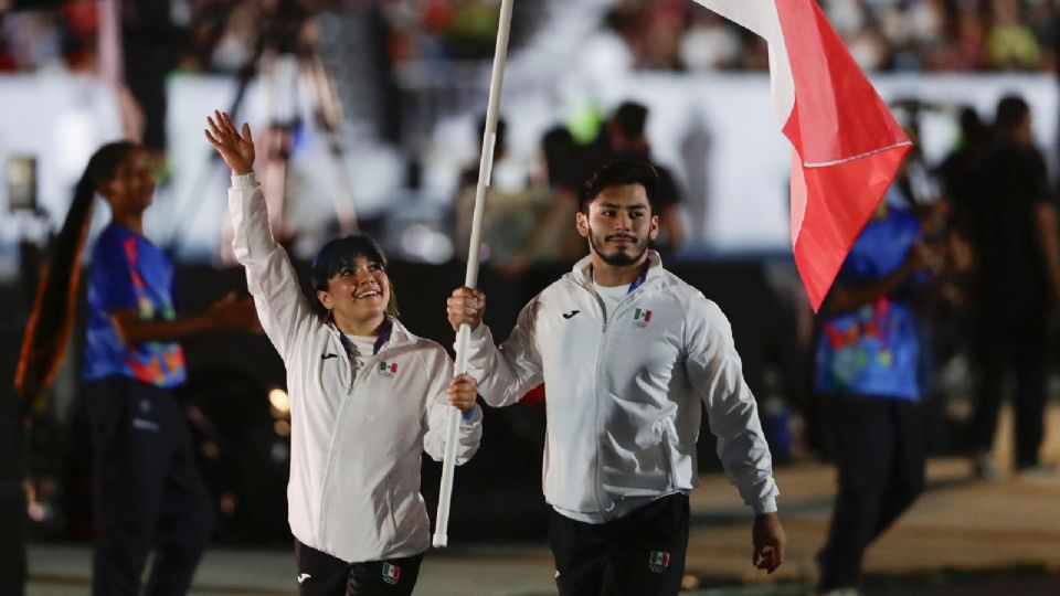 Los abanderados de México Alexa Moreno (i) y José Cárdenas desfilan durante la inauguración de los Juegos Centroamericanos y del Caribe