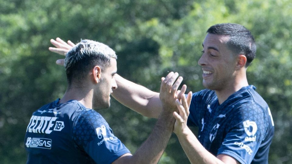 Germán Berterame celebra con Rogelio Funes Mori su gol ante FC Juárez en el amistoso realizado en las instalaciones del Barrial.