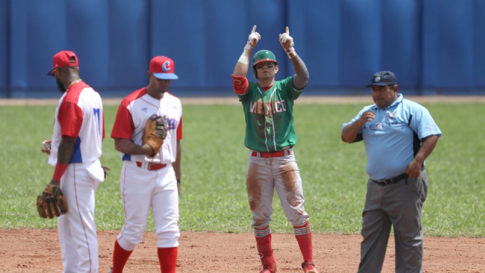 Emmanuel Ávila (c) de Mexico celebra al llegar a segunda base hoy, en un partido de béisbol entre Cuba y México durante los Juegos Centroamericanos y del Caribe en San Salvador