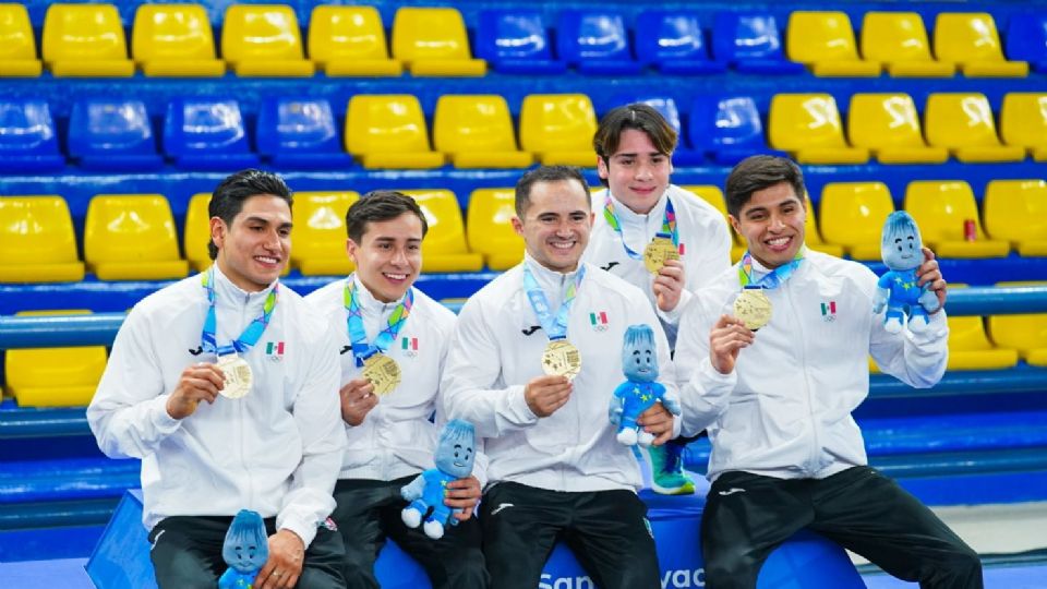 El equipo de gimnasia artística posa con la medalla de Oro que ganaron en los Juegos Centroamericanos y del Caribe