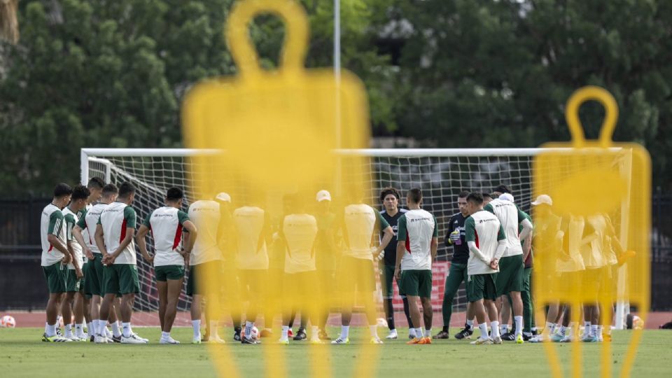 La Selección Mexicana en una reunión en uno de los entrenamientos con miras a la Copa Oro.