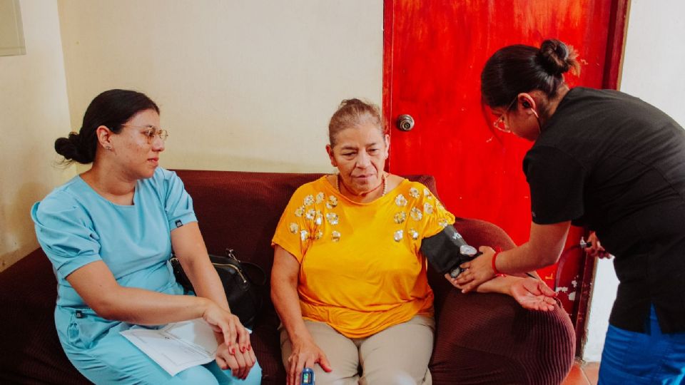 Médicos atendiendo a personas mayores