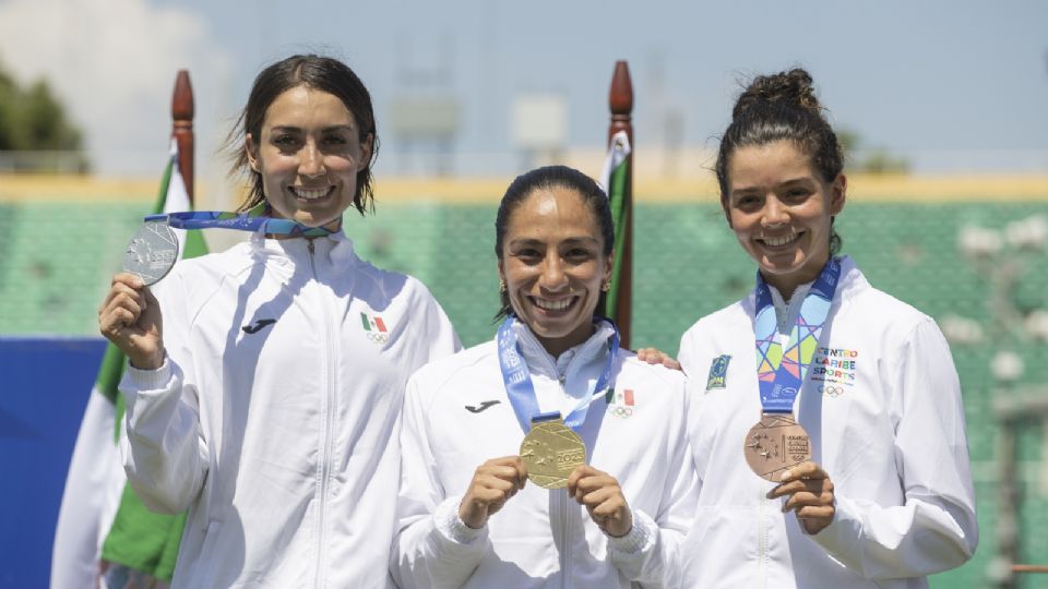 Mayan Oliver (c) de México, medalla de oro, Mariana Arceo (i) de México, medalla de plata, y Sophia Hernández de Centro Caribe Sports, medalla de bronce, posan en el podio de pentatlón moderno.