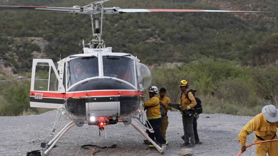 Elementos de Protección Civil combaten incendio en 'El Pajonal'.