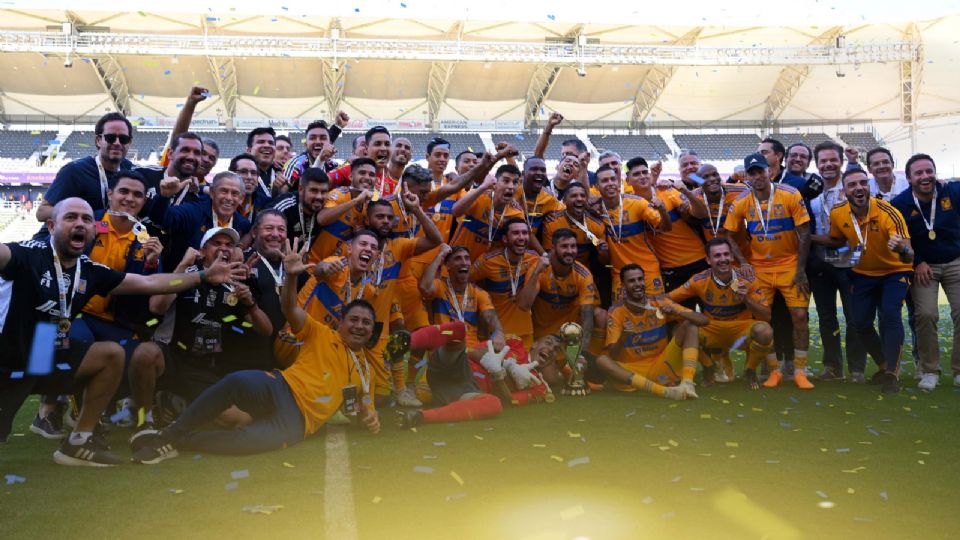 El plantel de Tigres celebra el título de Campeón de Campeones conseguido ante Pachuca