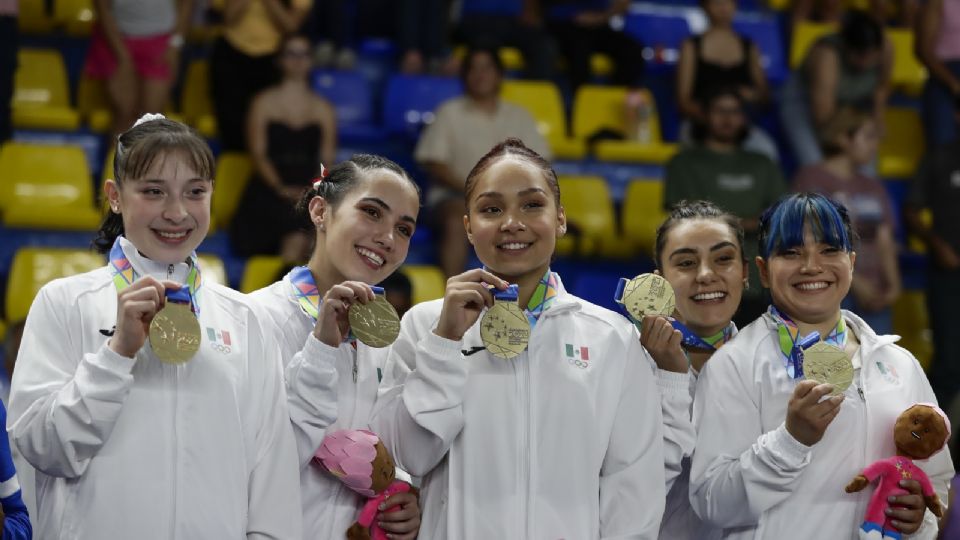 Las integrantes del equipo de México posan con la medalla de oro en el podio de la gimnasia artística femenina