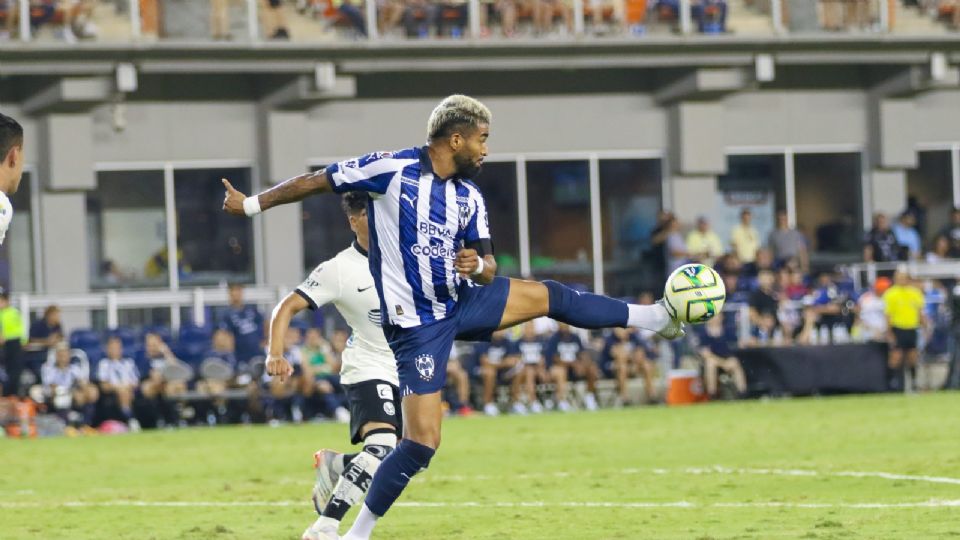 Rodrigo Aguirre jugando con Rayados en un duelo de preparación ante América